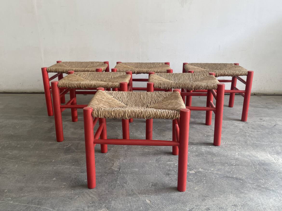 Set de 6 tabourets en pin massif et jonc. Espagne, années 1970.