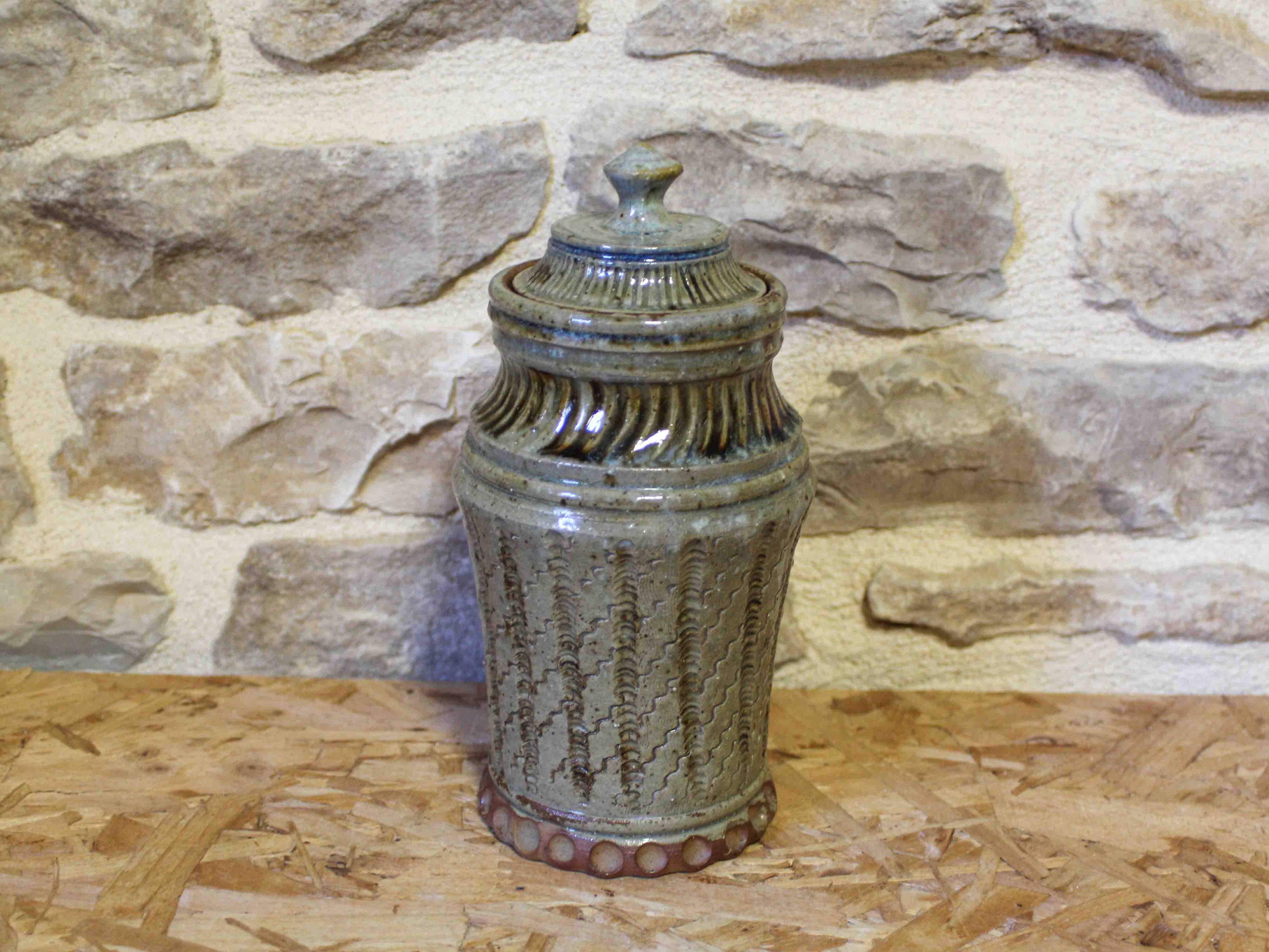 Pot couvert en grès vernissé