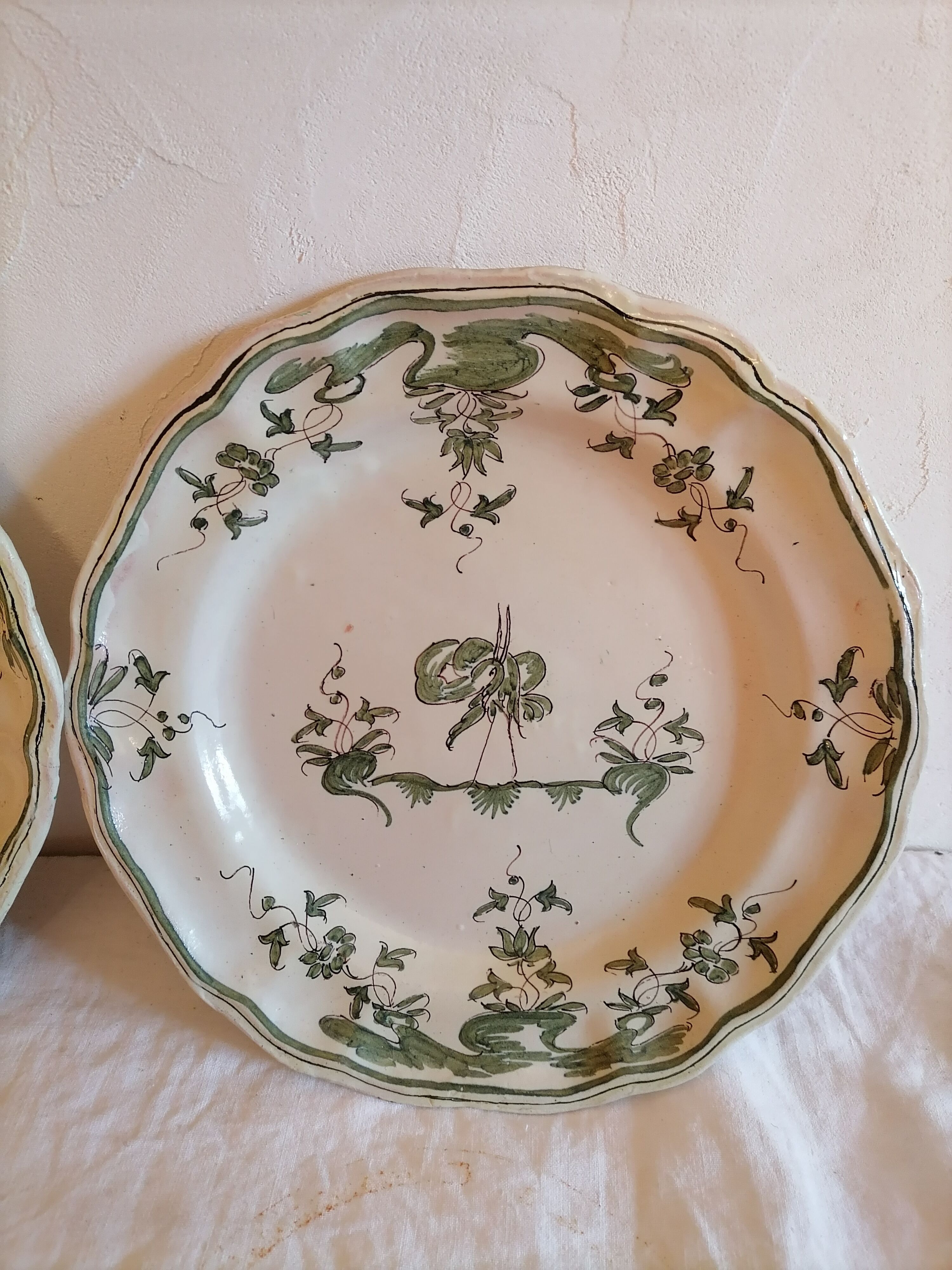 Paire d'assiettes à décors de grotesque ( moustier ).