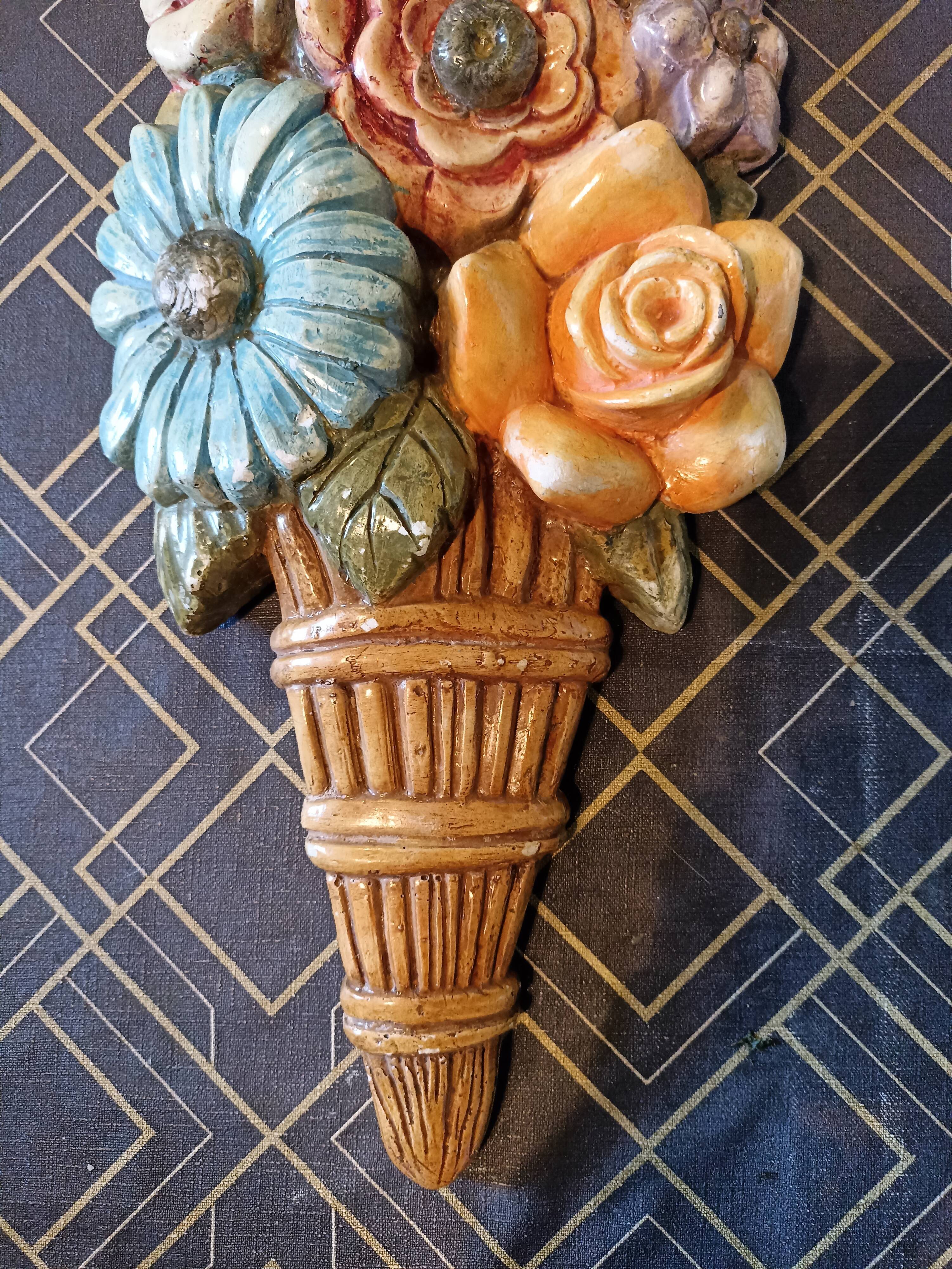 Wall decoration in slurry (flowers)