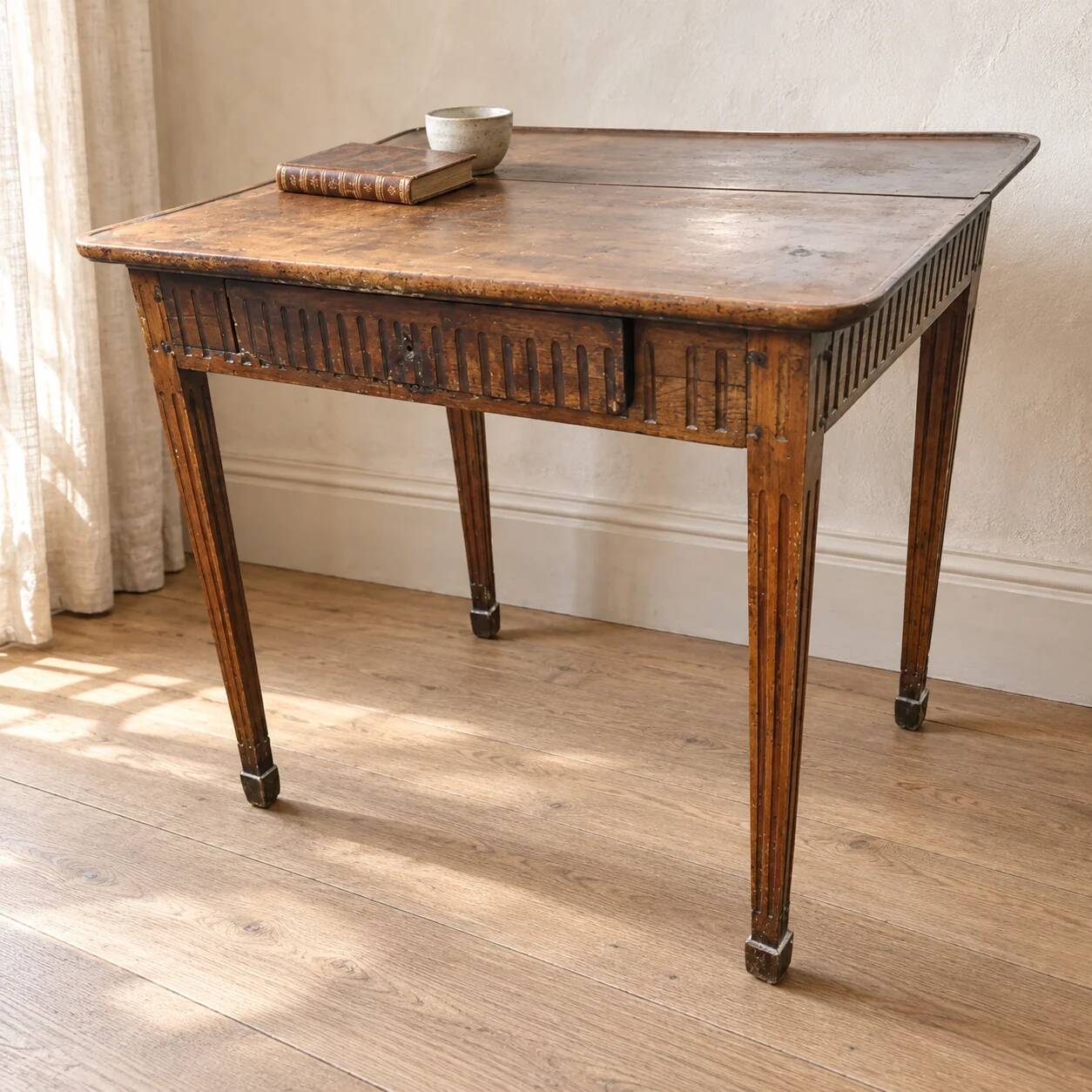Table à jeux ancienne style Louis XVI en bois patiné