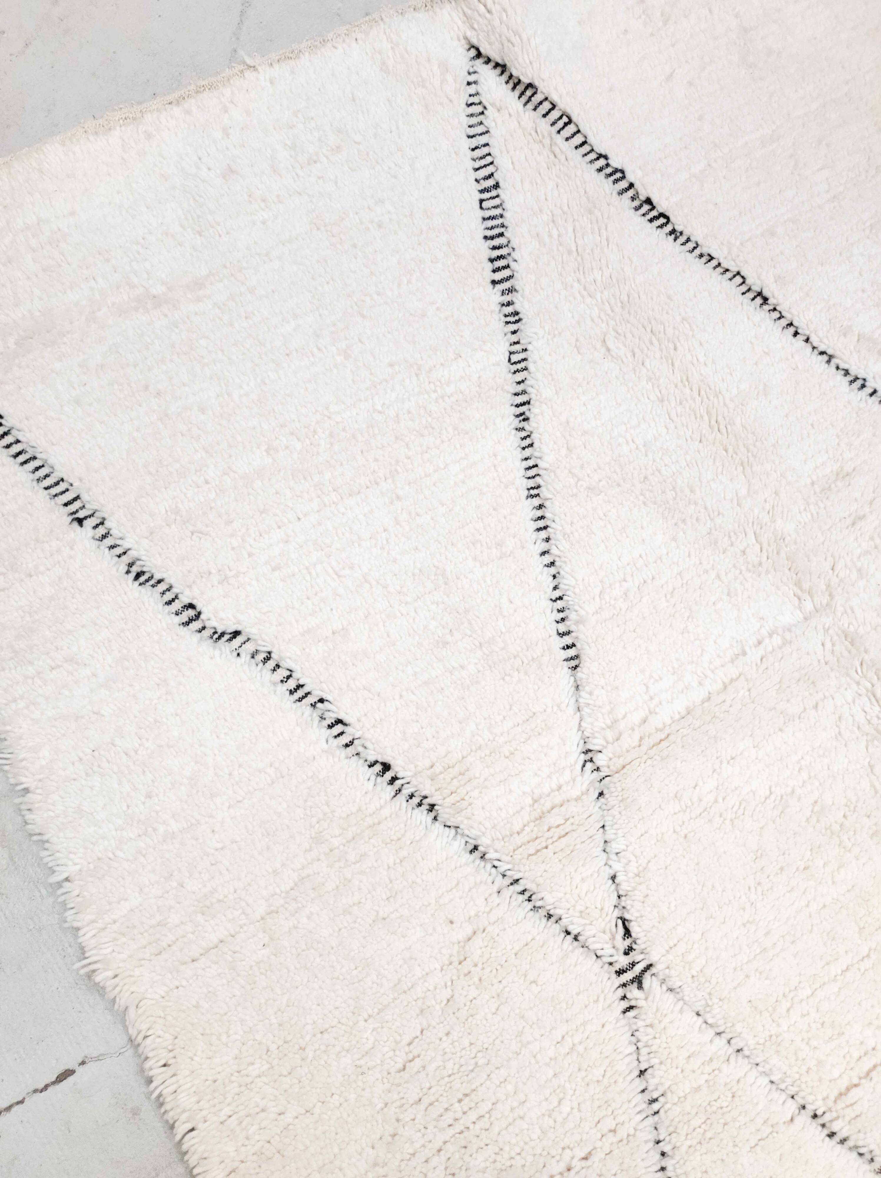 Beni Ouarain Moroccan Berber rug with engraved black diamonds 2.42x1.67m