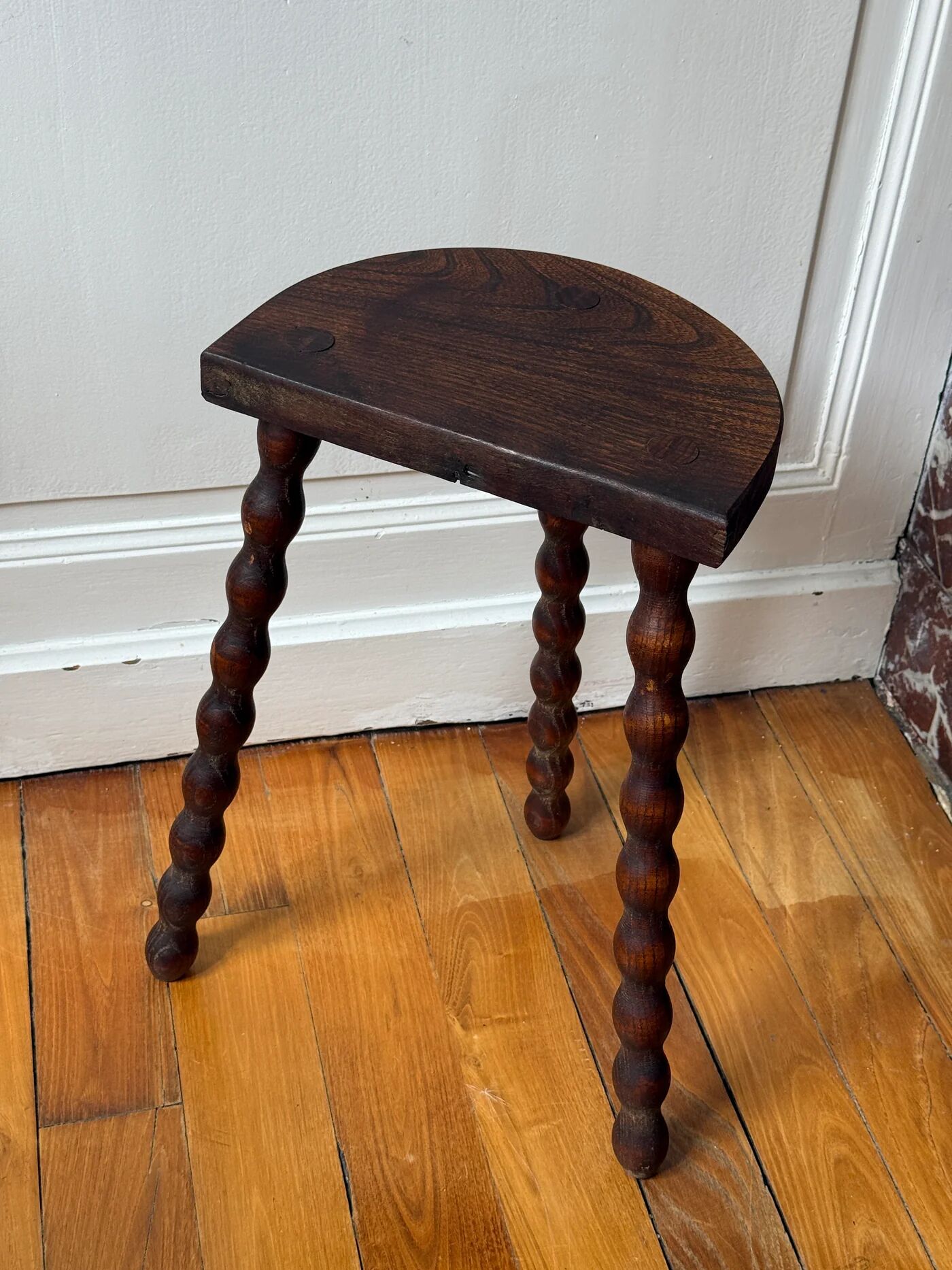 Tabouret tripode en bois tourné