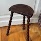 Tabouret tripode en bois tourné