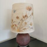 Lampe à poser en verre et abat jour en fleurs séchées.
