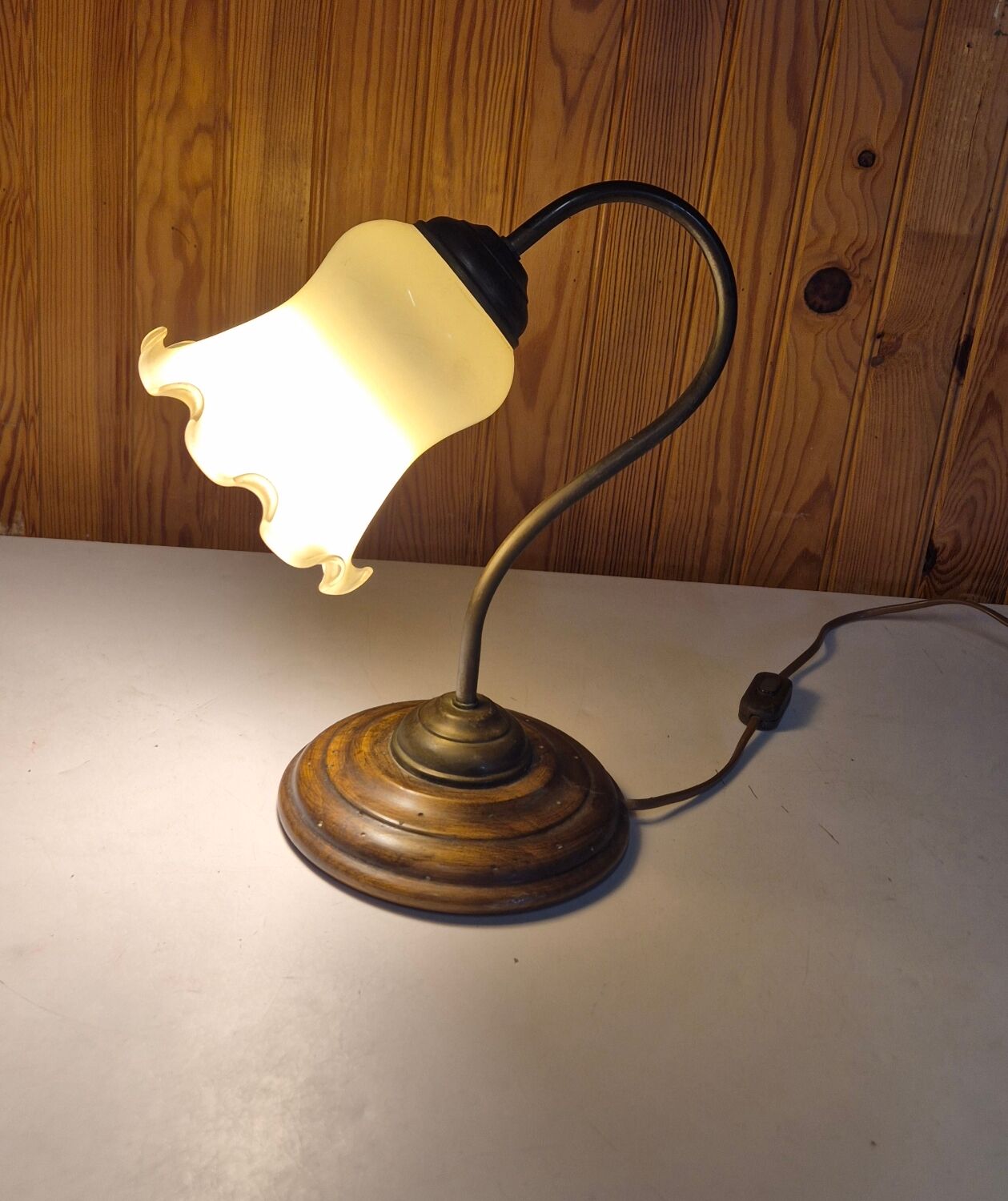 Tulip table lamp with a swan neck in brass and opaline Art Deco.