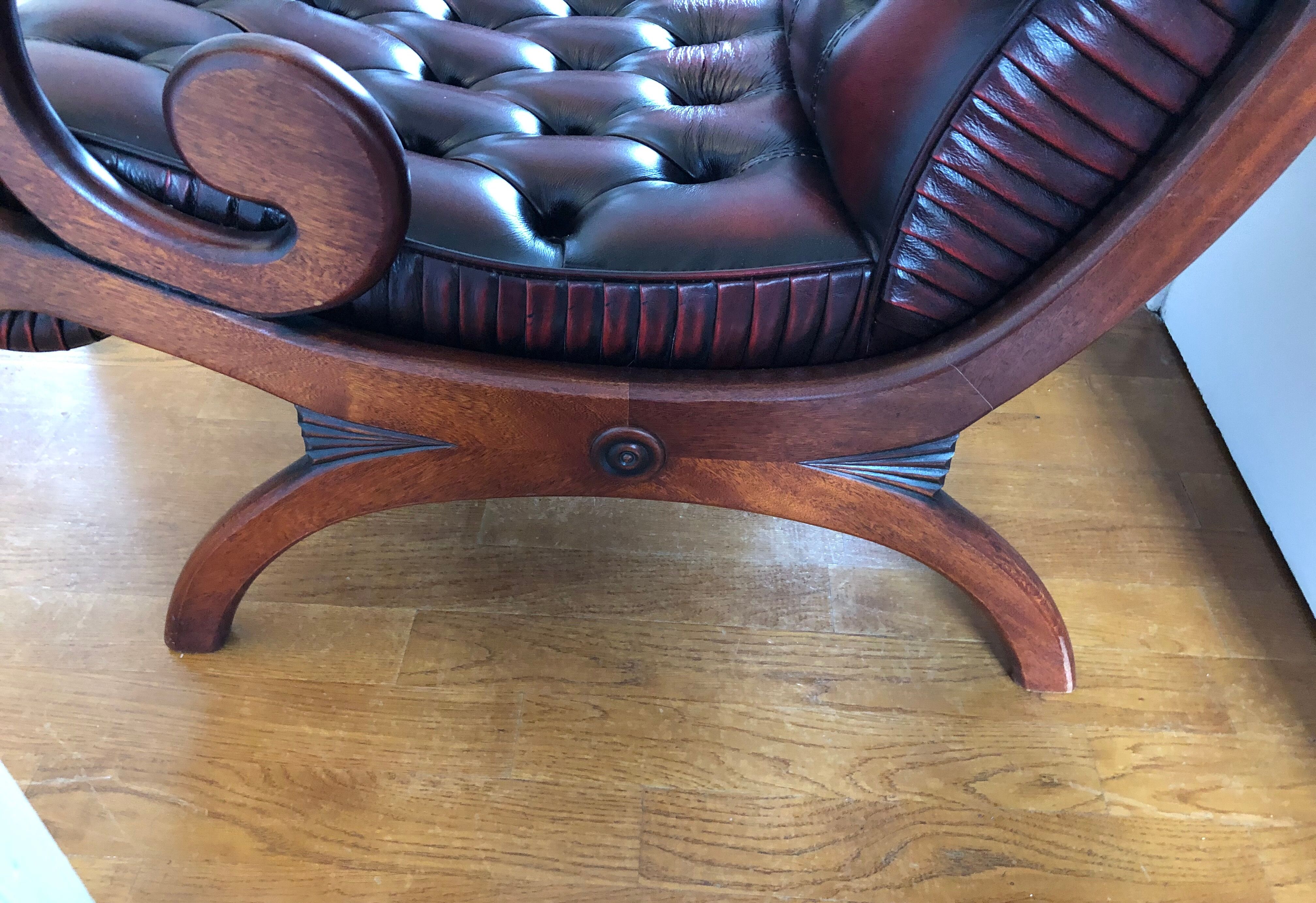 Fauteuil chesterfield et son repose pieds