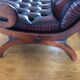 Fauteuil chesterfield et son repose pieds