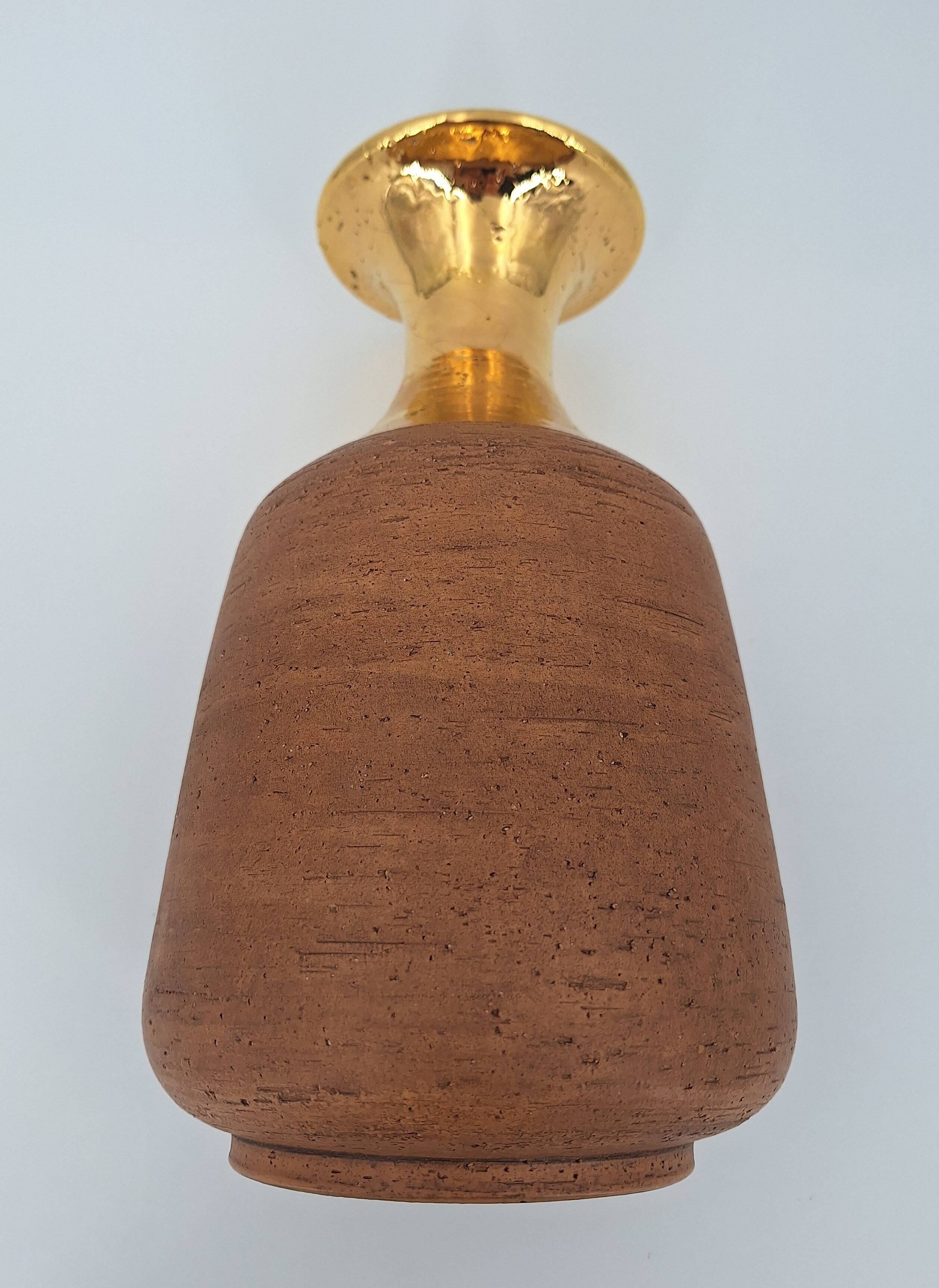 Vase in raw chamotte sandstone enameled with gold, Italy, Bitossi for Raymor, circa 1960/1970