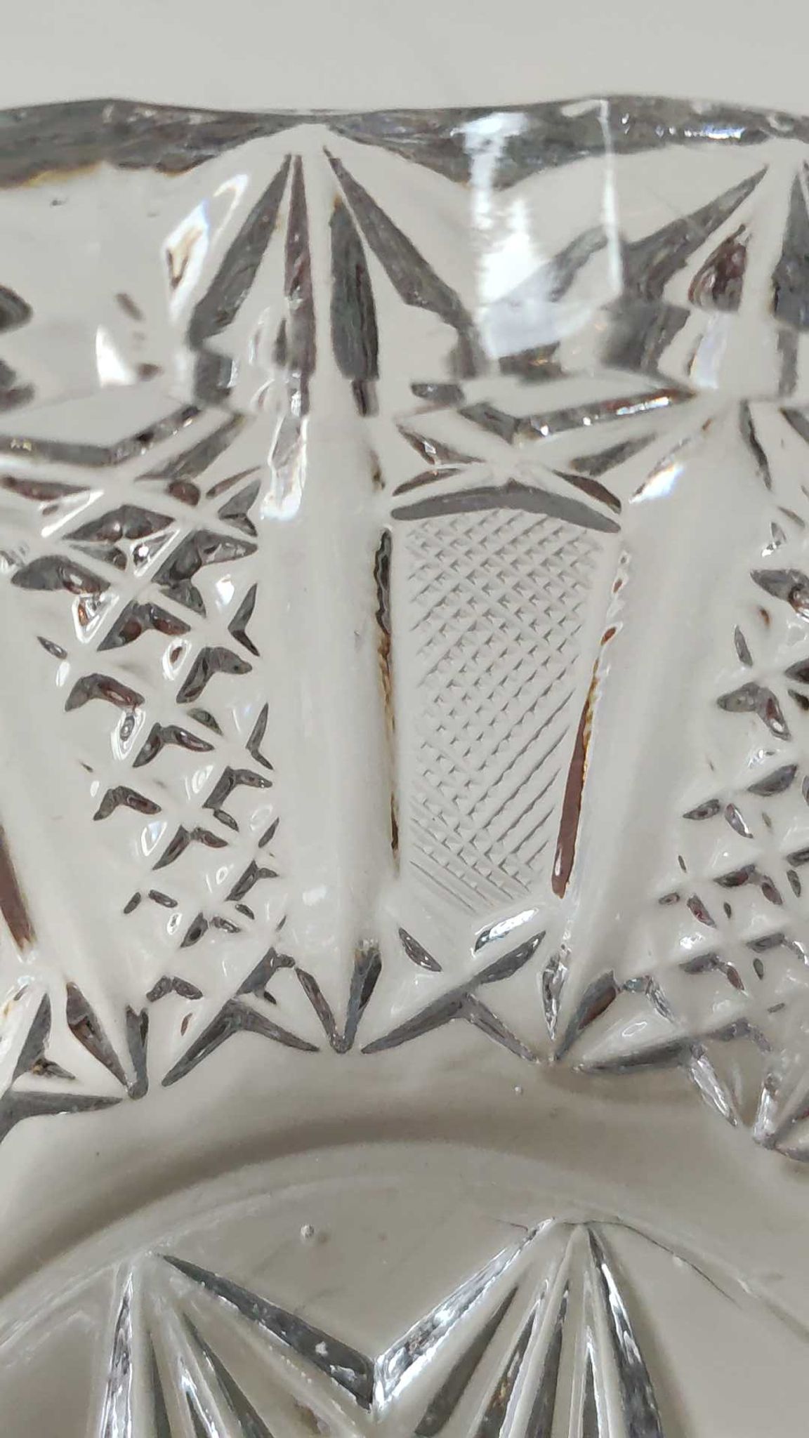 Ashtray/empty vintage pocket in cut bohemian crystal. decorated with diamond tips, braces