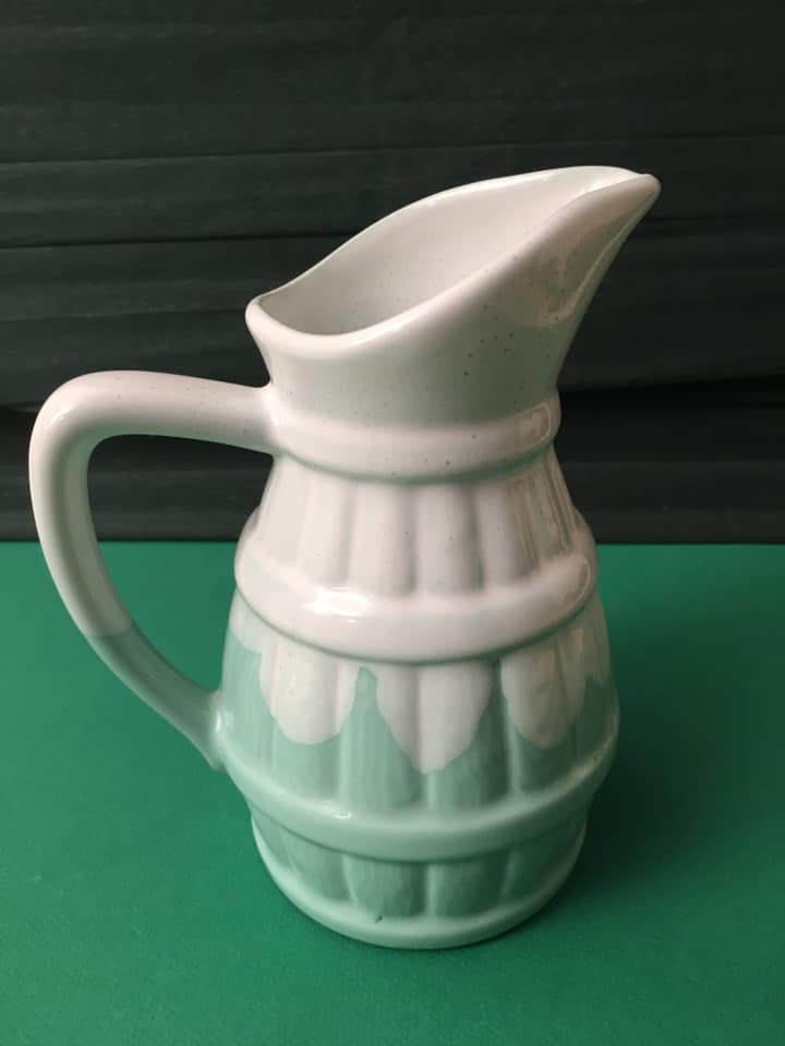 Pichet en céramique blanc et son vert pastel d’une contenance de 75 cl