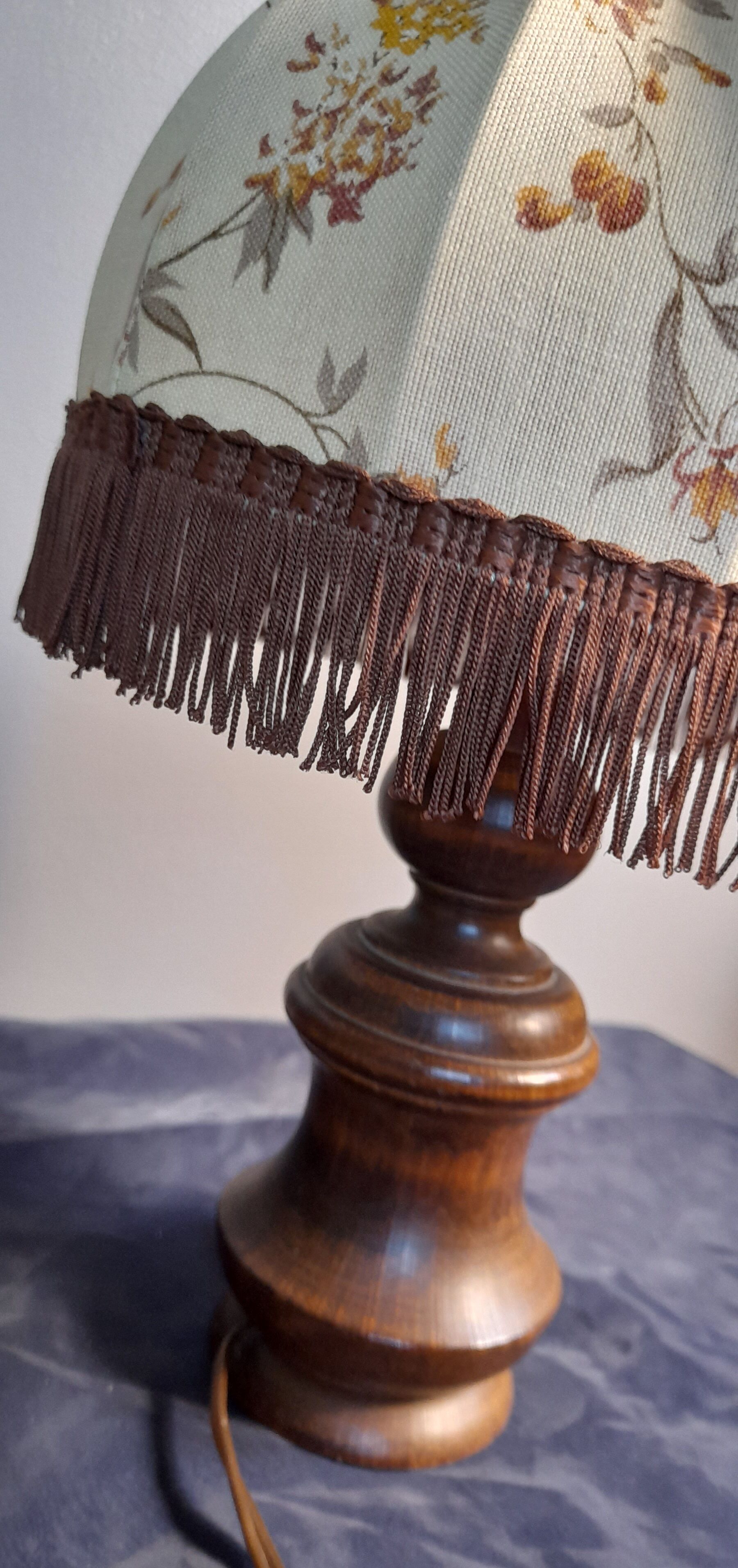 Lampe de chevet bois tourné abat jour dôme écru fleurs et marron, rustique & romantique, années 50