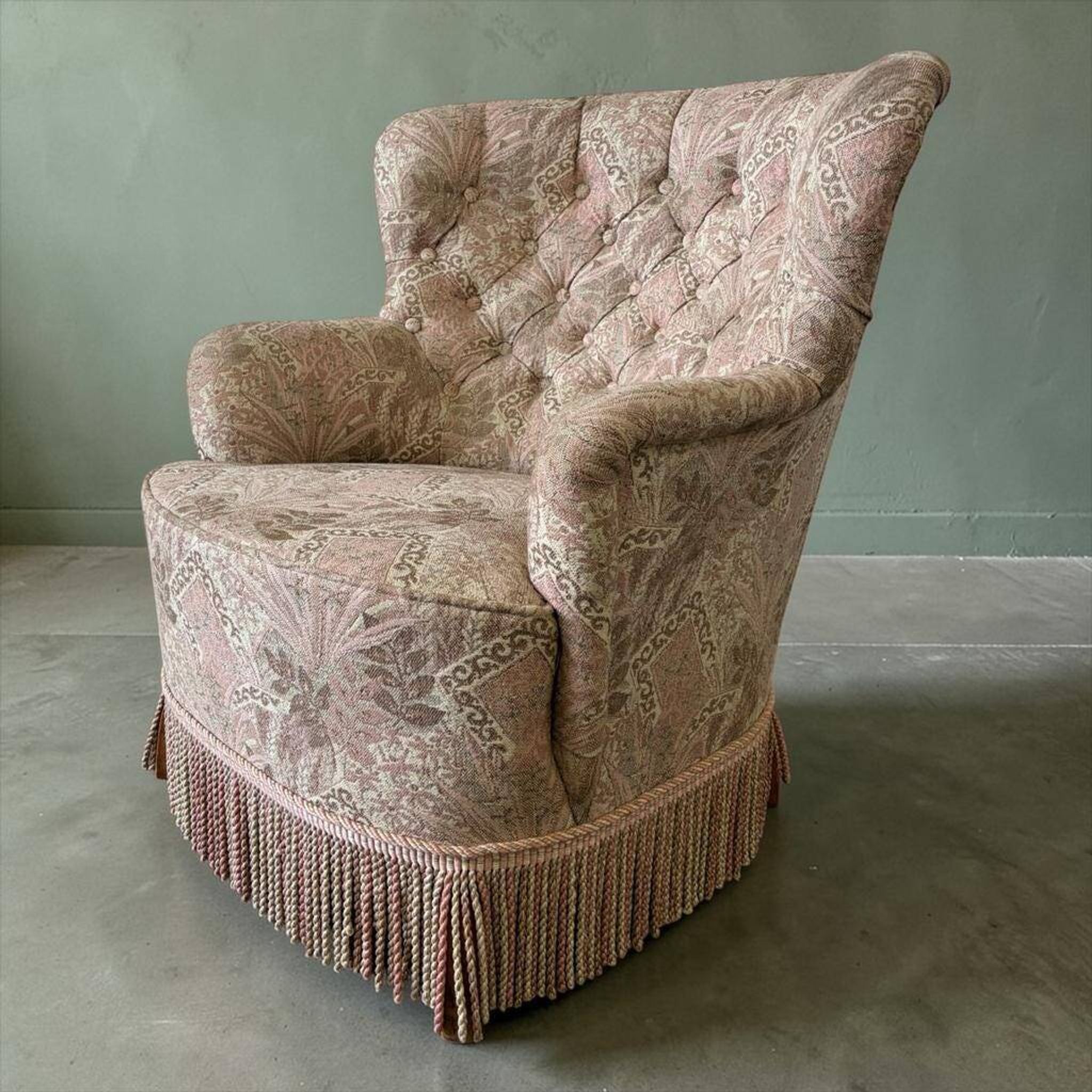 Fauteuil vintage rose clair à fleurs / fauteuil une place avec franges