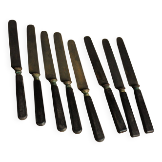 Un lot de 8 couteaux manches bois noir