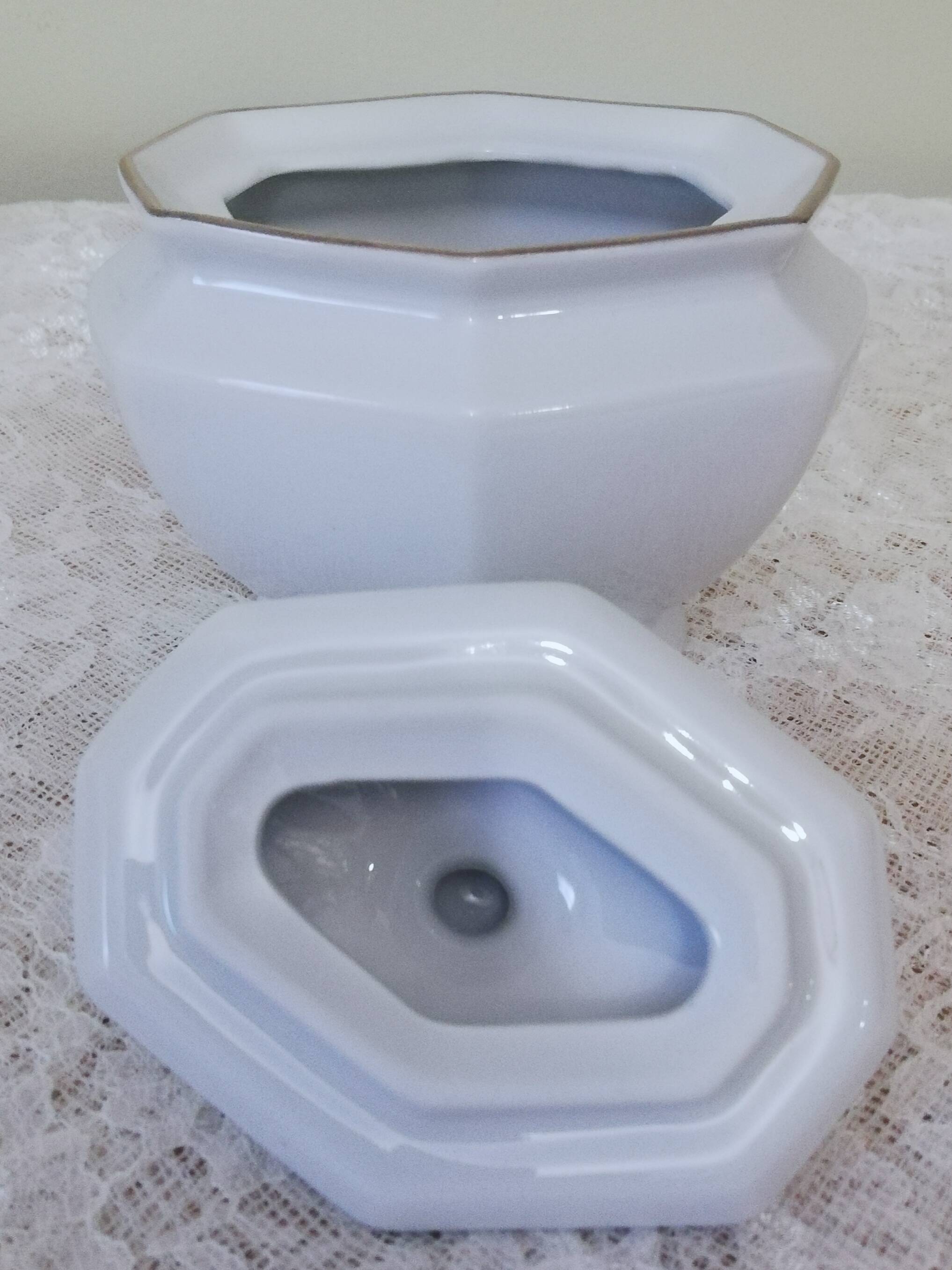 Sugar bowl or candy bowl