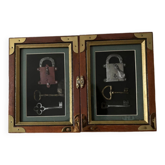 Boîte à clés vintage avec décors de cadenas et clés. En bois, laiton et verre.