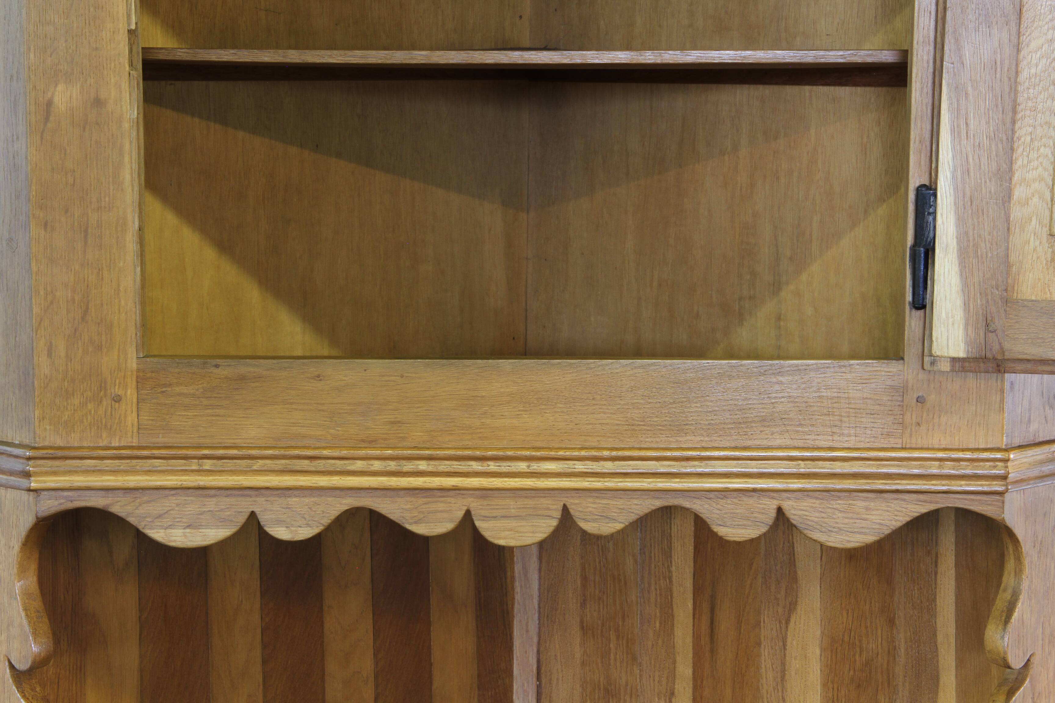 Cabinet d'angle vintage des années 1960 en chêne massif dans le style de Kjærnulf, design danois moderne.