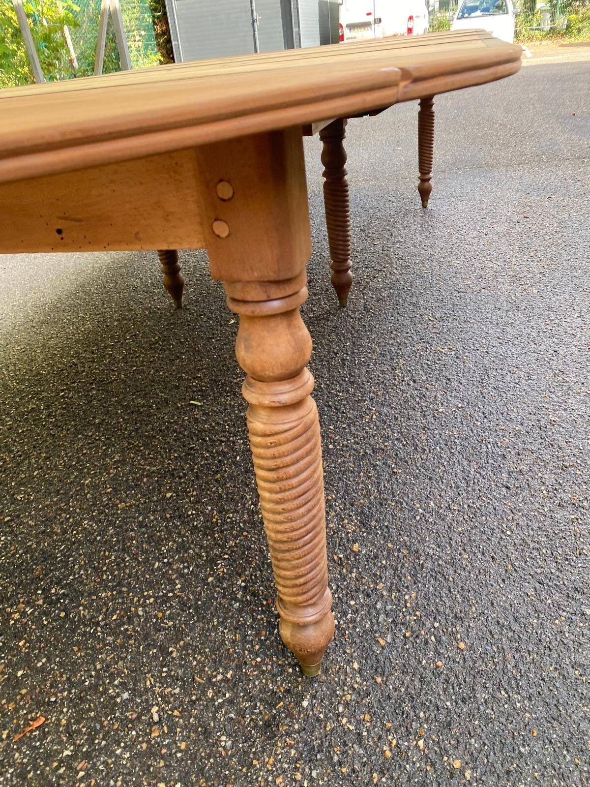 Round extendable banquet table stripped in solid mahogany with 4 extensions, 19th century.