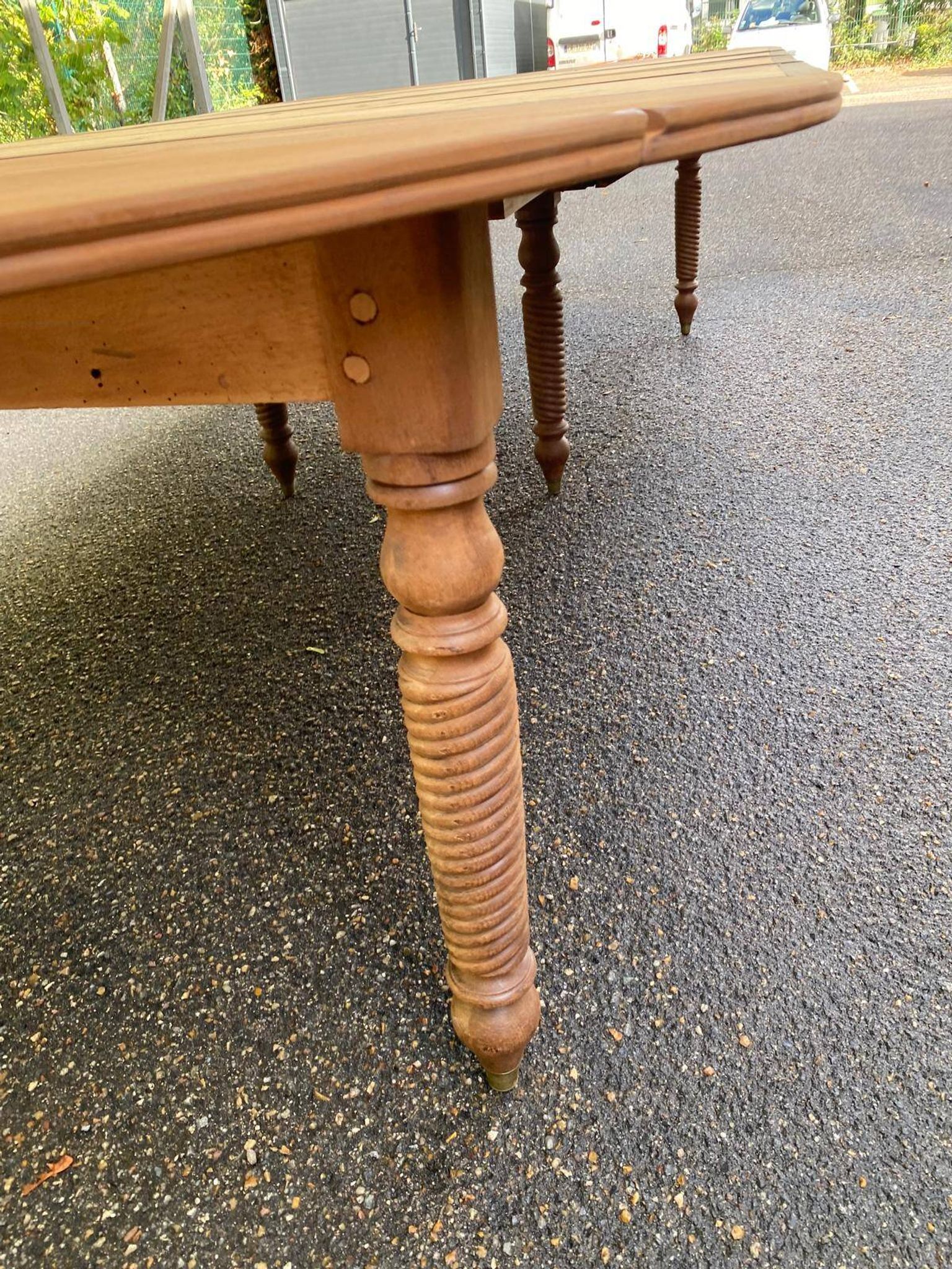 Round extendable banquet table stripped in solid mahogany with 4 extensions, 19th century.