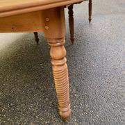 Round extendable banquet table stripped in solid mahogany with 4 extensions, 19th century.