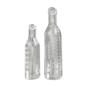 2 anciennes bouteilles graduées de pharmacie
