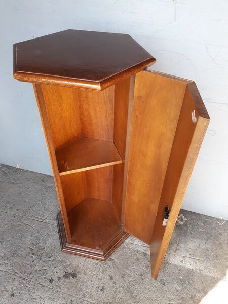 Wooden harness column - interior storage