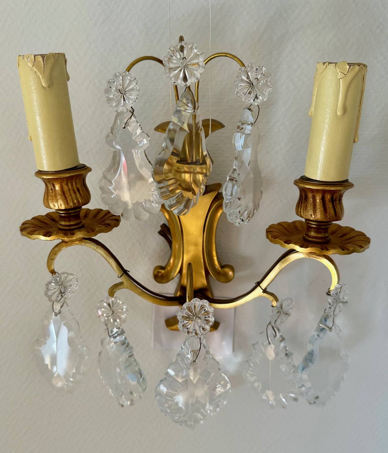 Chandelier set & 4 wall sconces with pendants, Louis XV style, gilded metal