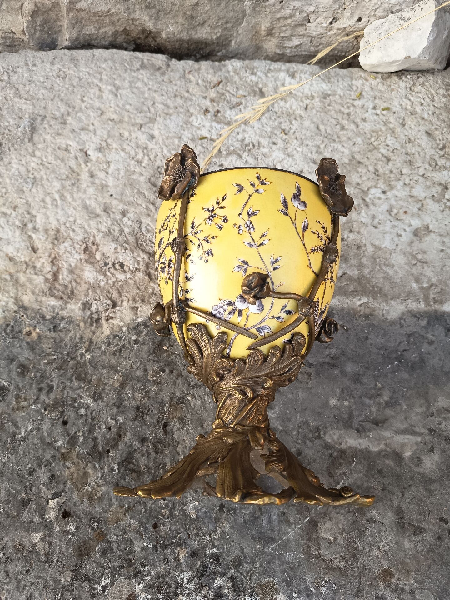Large covered box in yellow earthenware with polychrome enamels and brass from the 20th century.