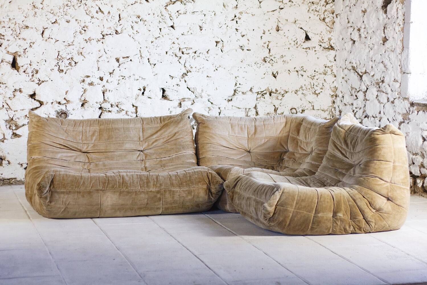 Canapé Togo 4 places en velours beige par Michel Ducaroy, Ligne Roset, 1973