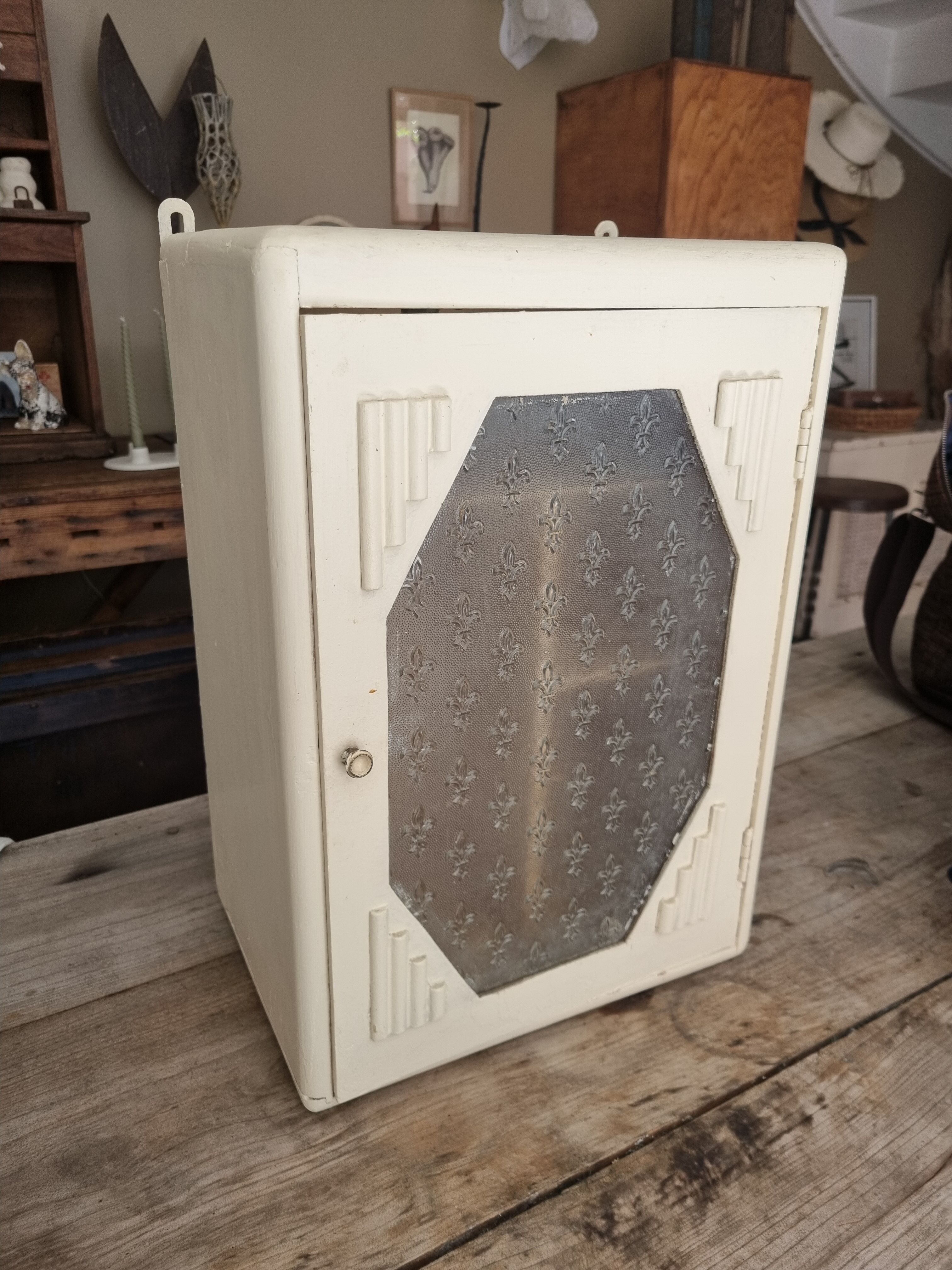 Armoire à pharmacie années 30
