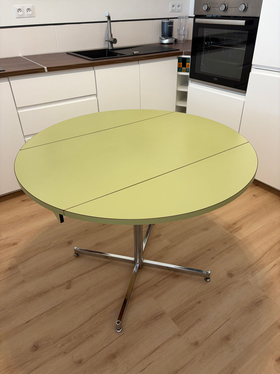 Round extendable folding Formica table with metal legs from the 50s/60s in green.