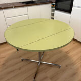 Round extendable folding Formica table with metal legs from the 50s/60s in green.