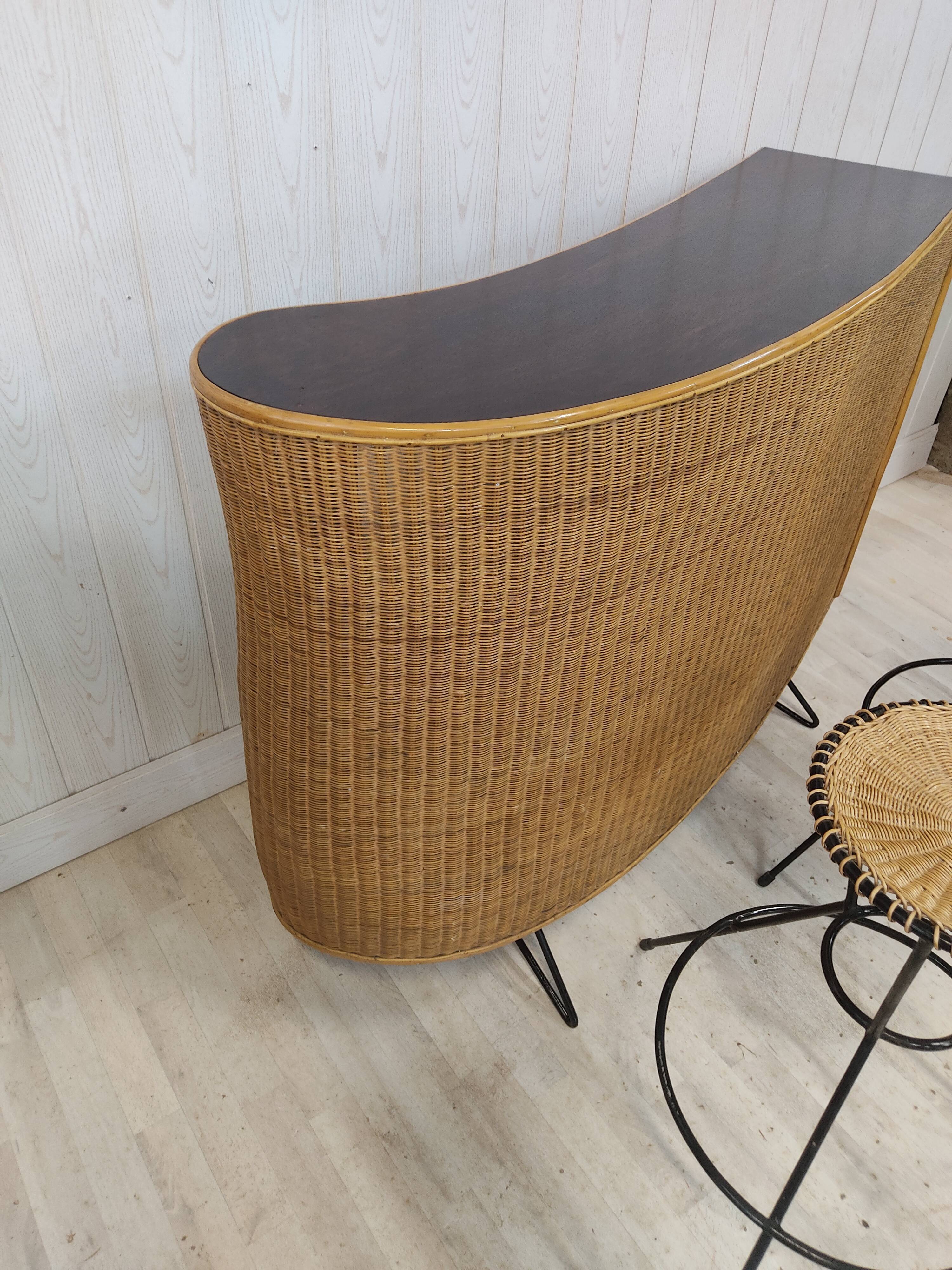 Vintage wicker bar and its two stools