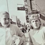 Angelo Rizzuto, "Deux filles à côté d'une alarme incendie", Manhattan, 1964