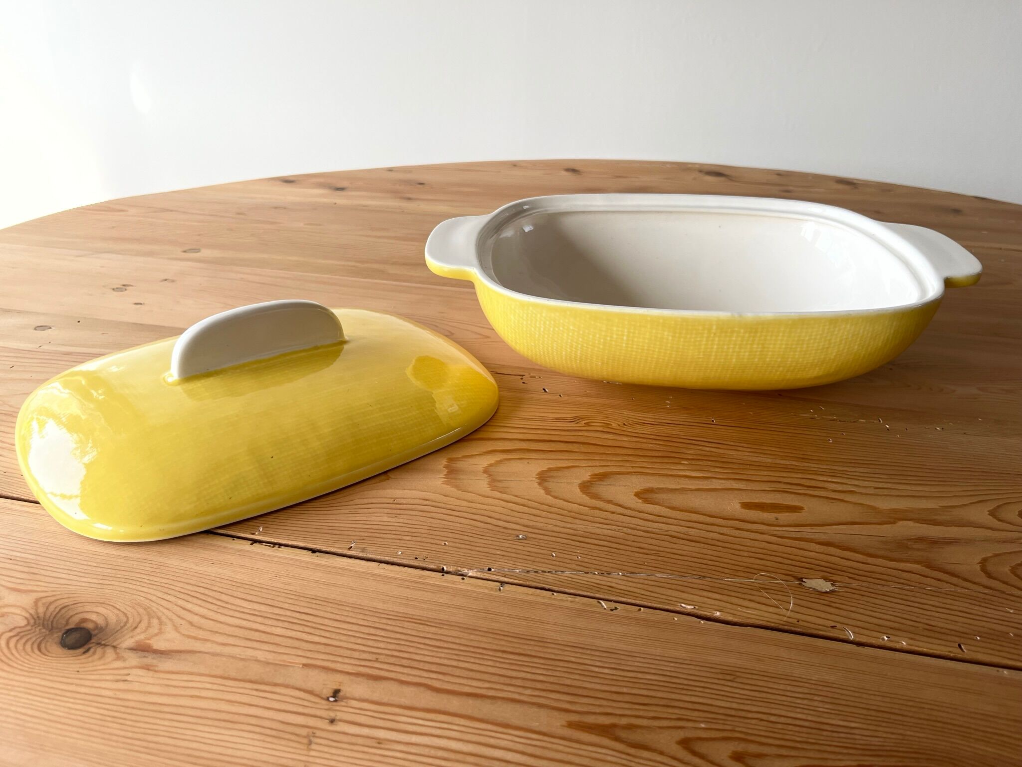 Flat and lid in yellow earthenware from Salins