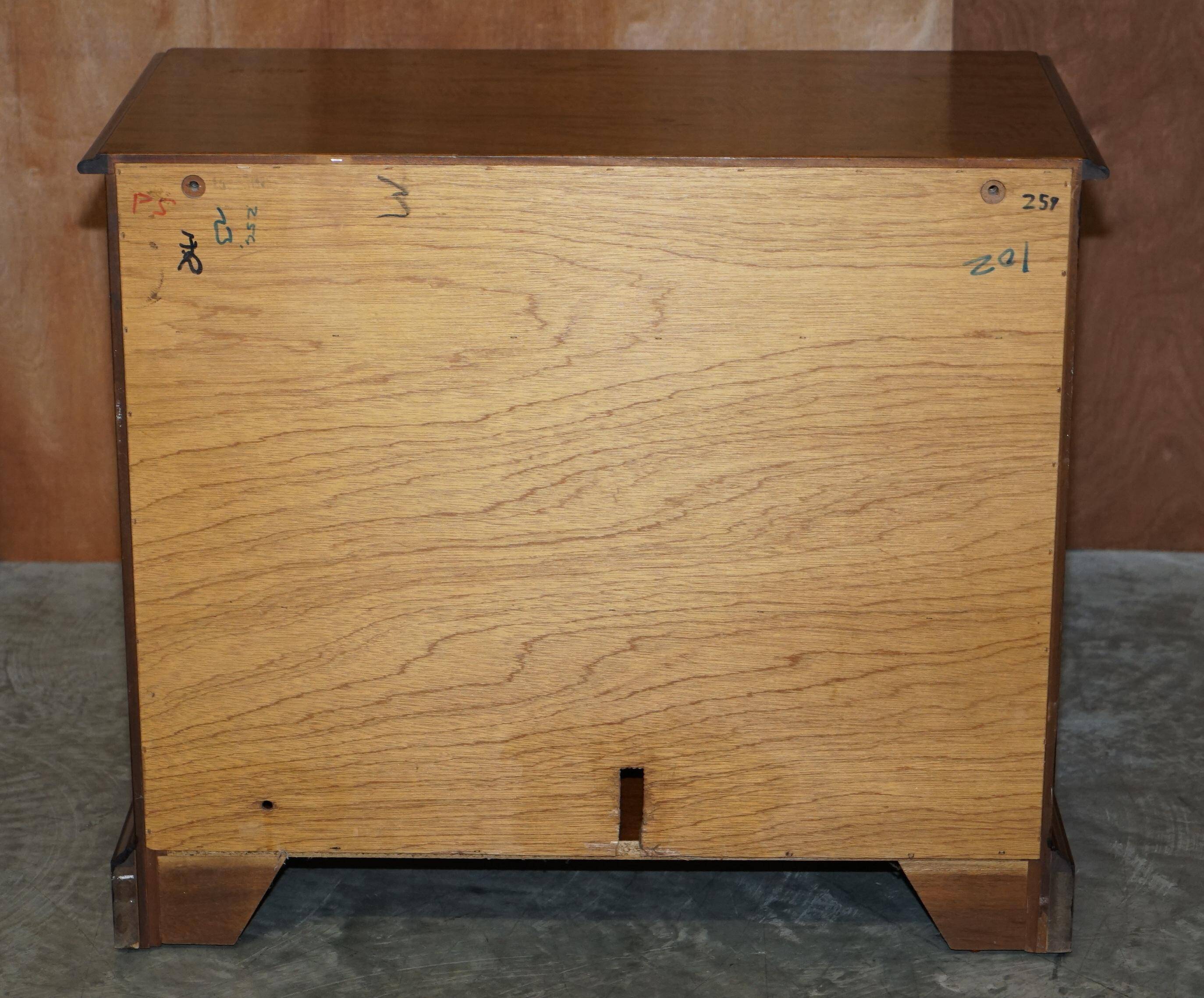 Buffet en noyer burr et quarter cut avec deux tiroirs et base d'armoire