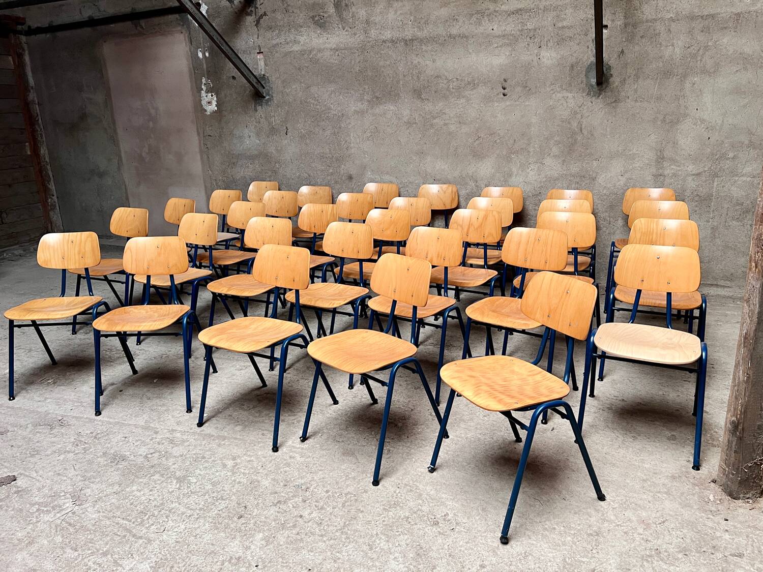 Stackable school chair 32