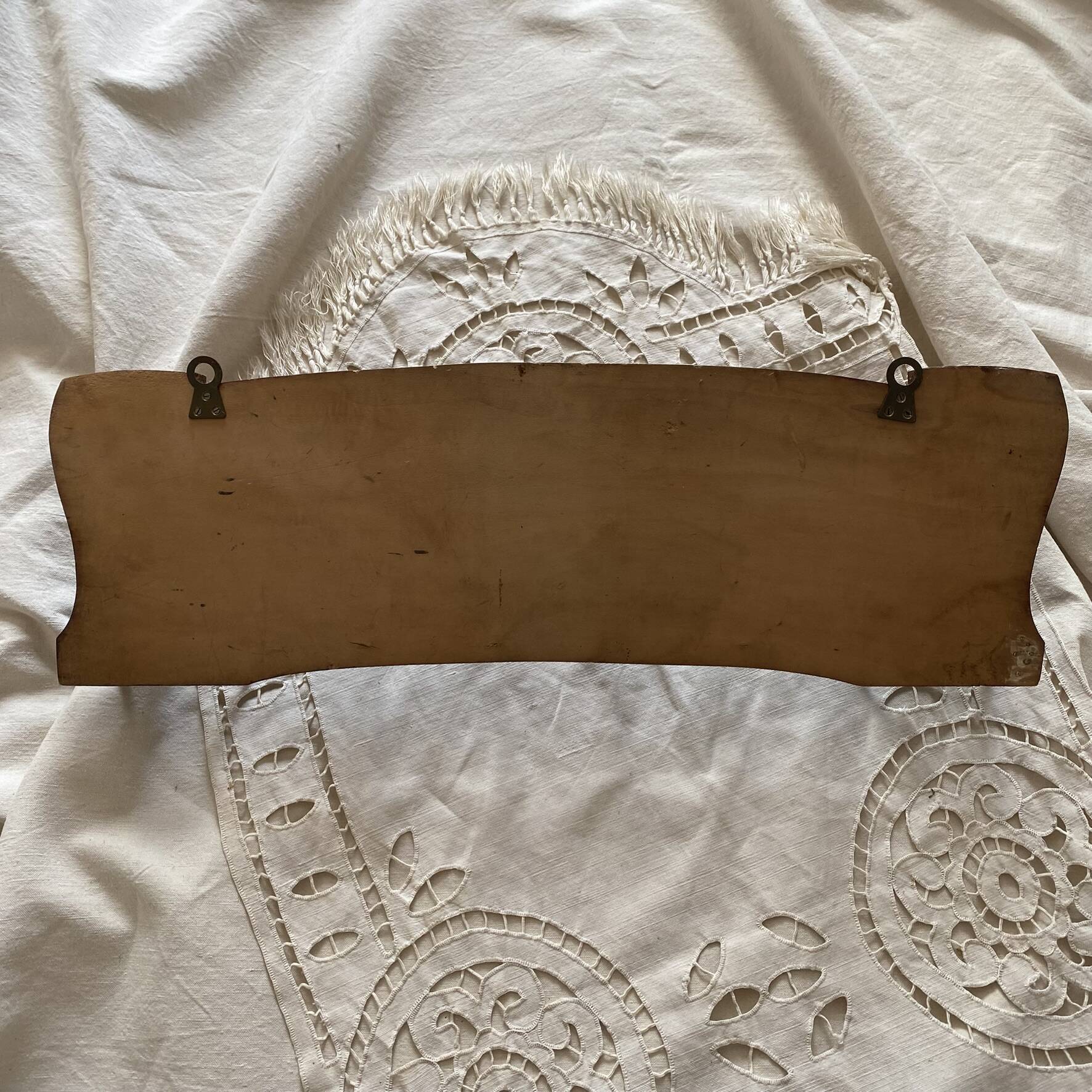 Wall-mounted coat rack in carved wood with rose decoration.