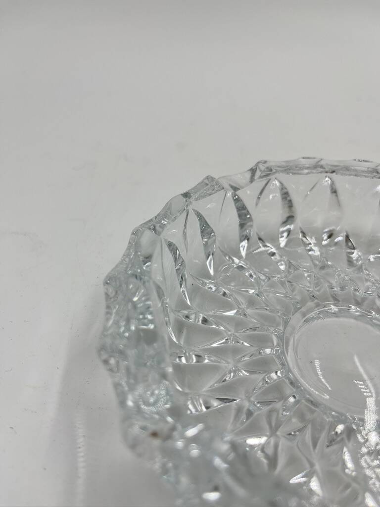 Cendrier rond en verre moulé en relief