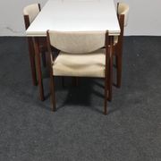 Table à manger vintage et chaises
