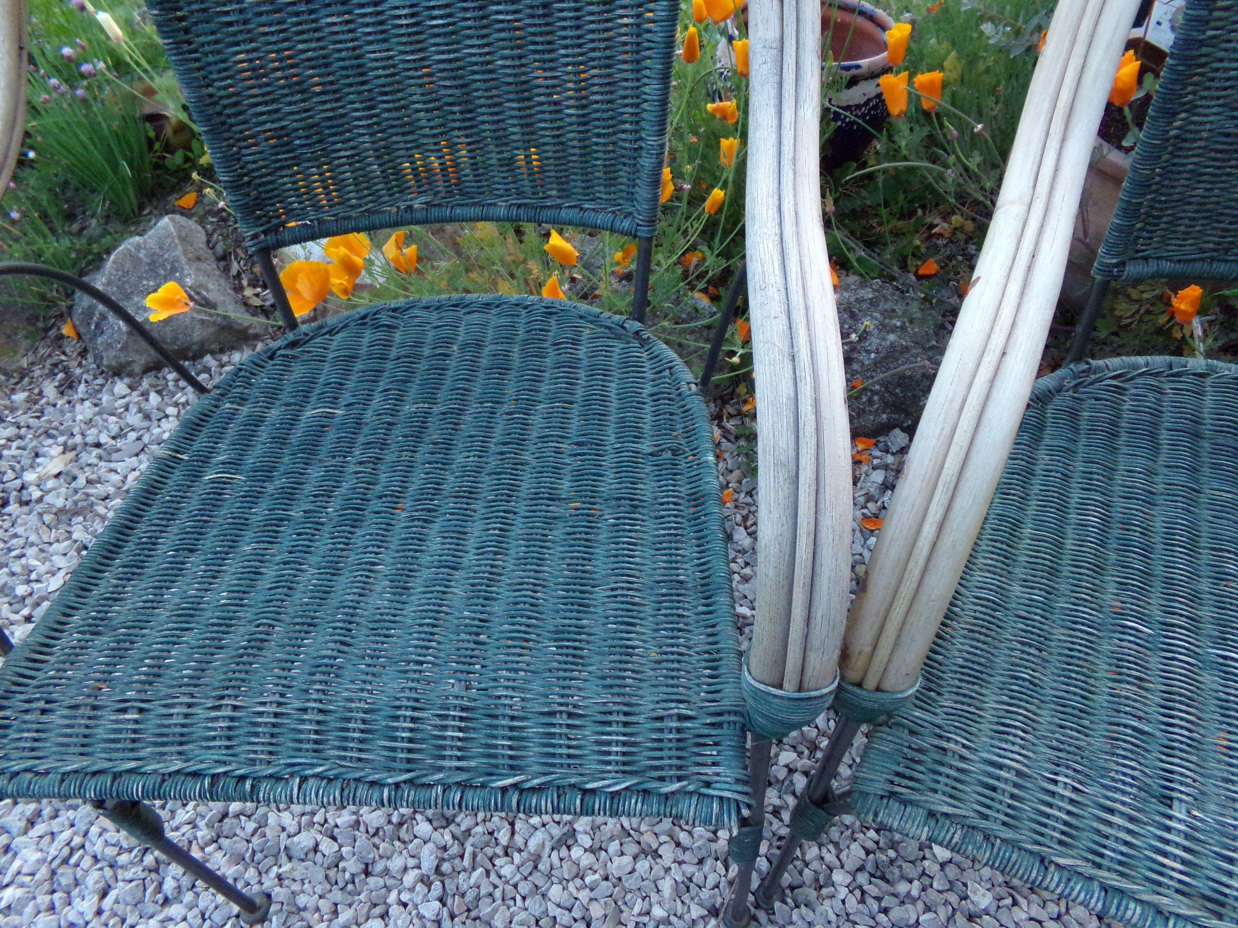 Duo de fauteuils anciens en fer forgé et osier