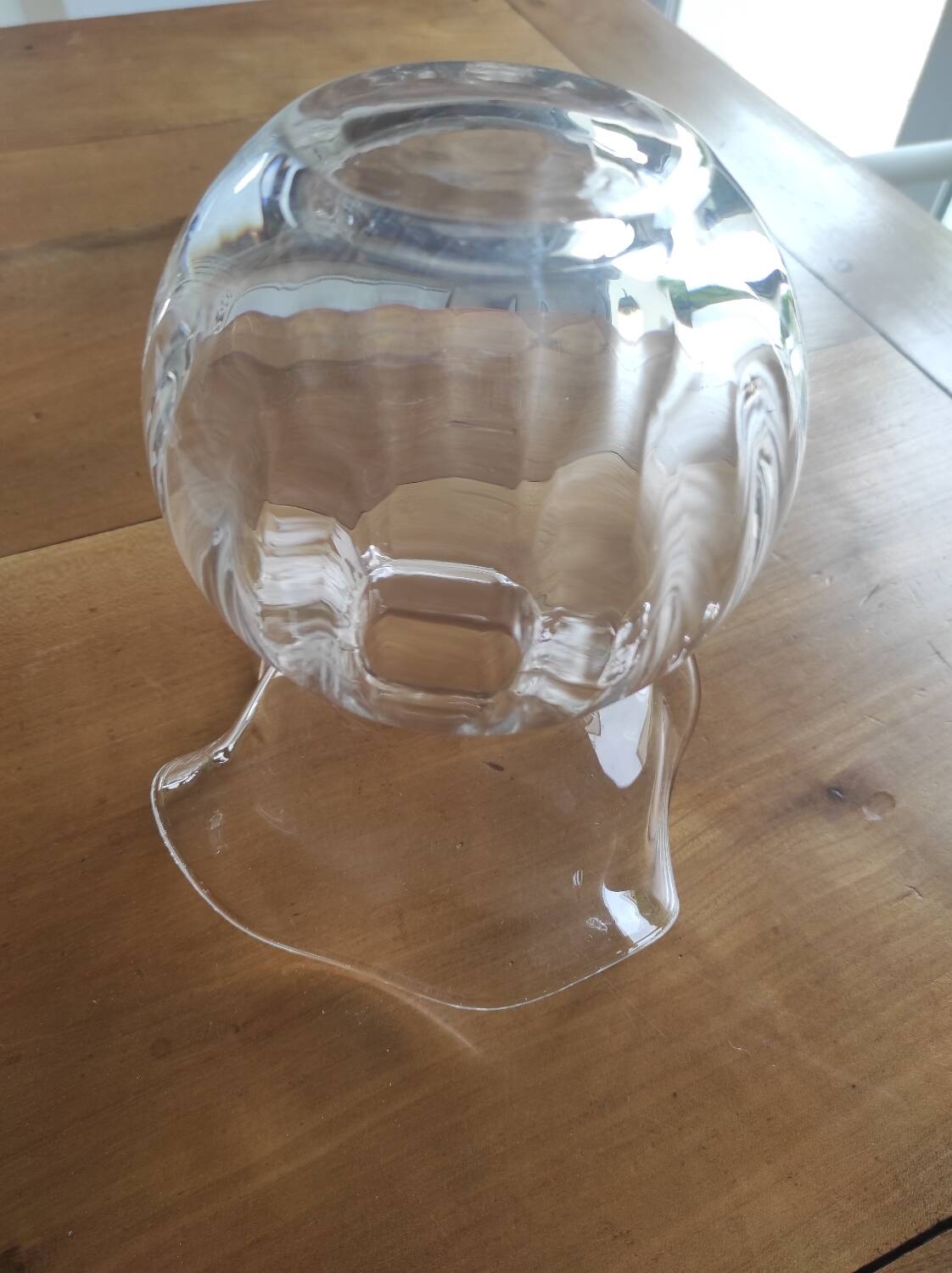 Glass ball vase with corolla
