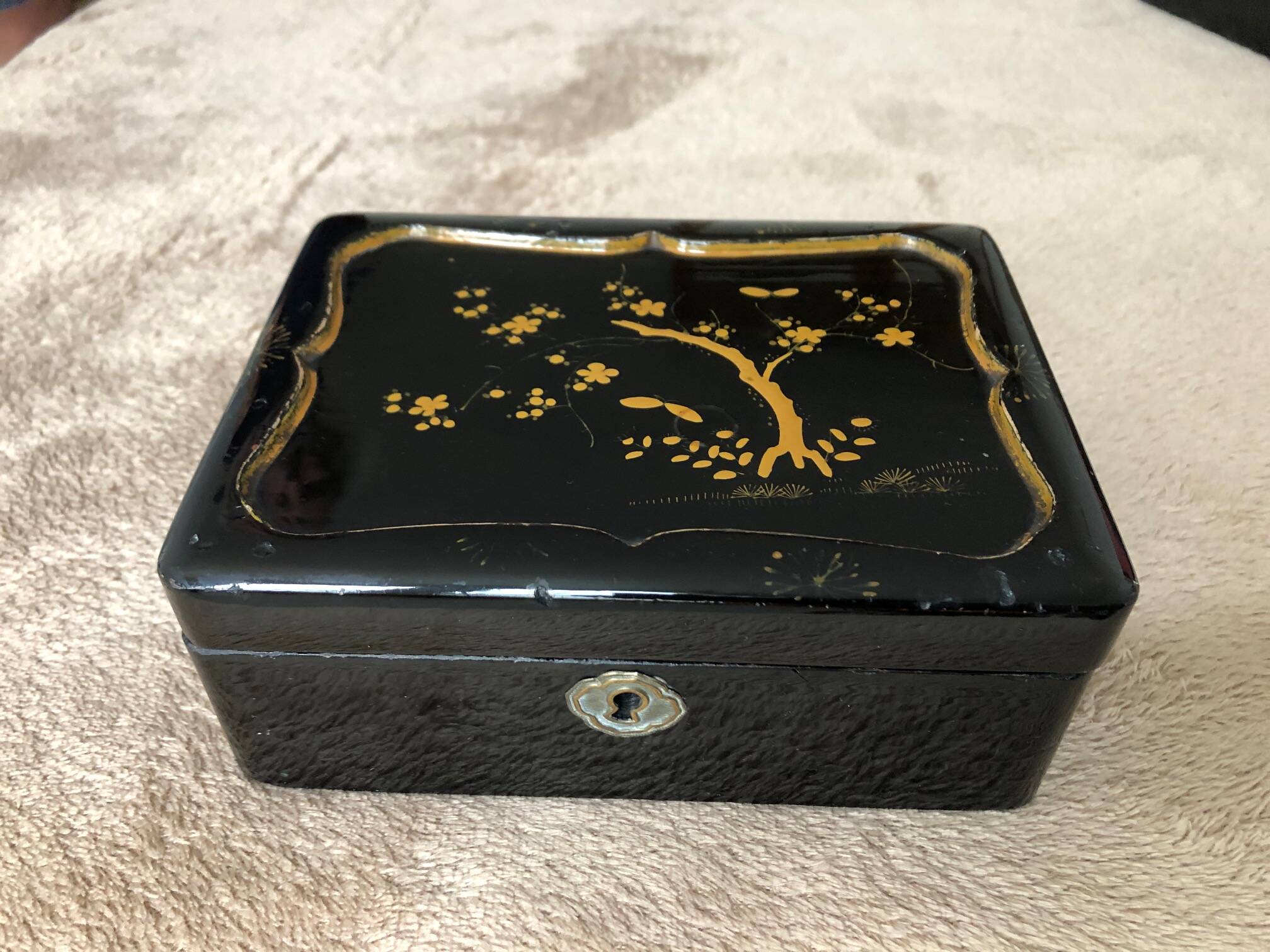 Old black lacquered jewelry box/box with gold Asian décor