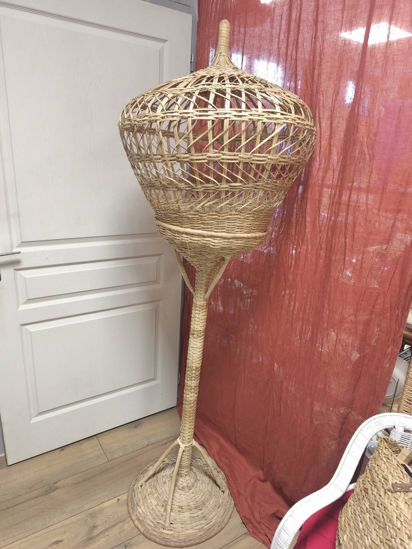 Lampadaire en osier cage