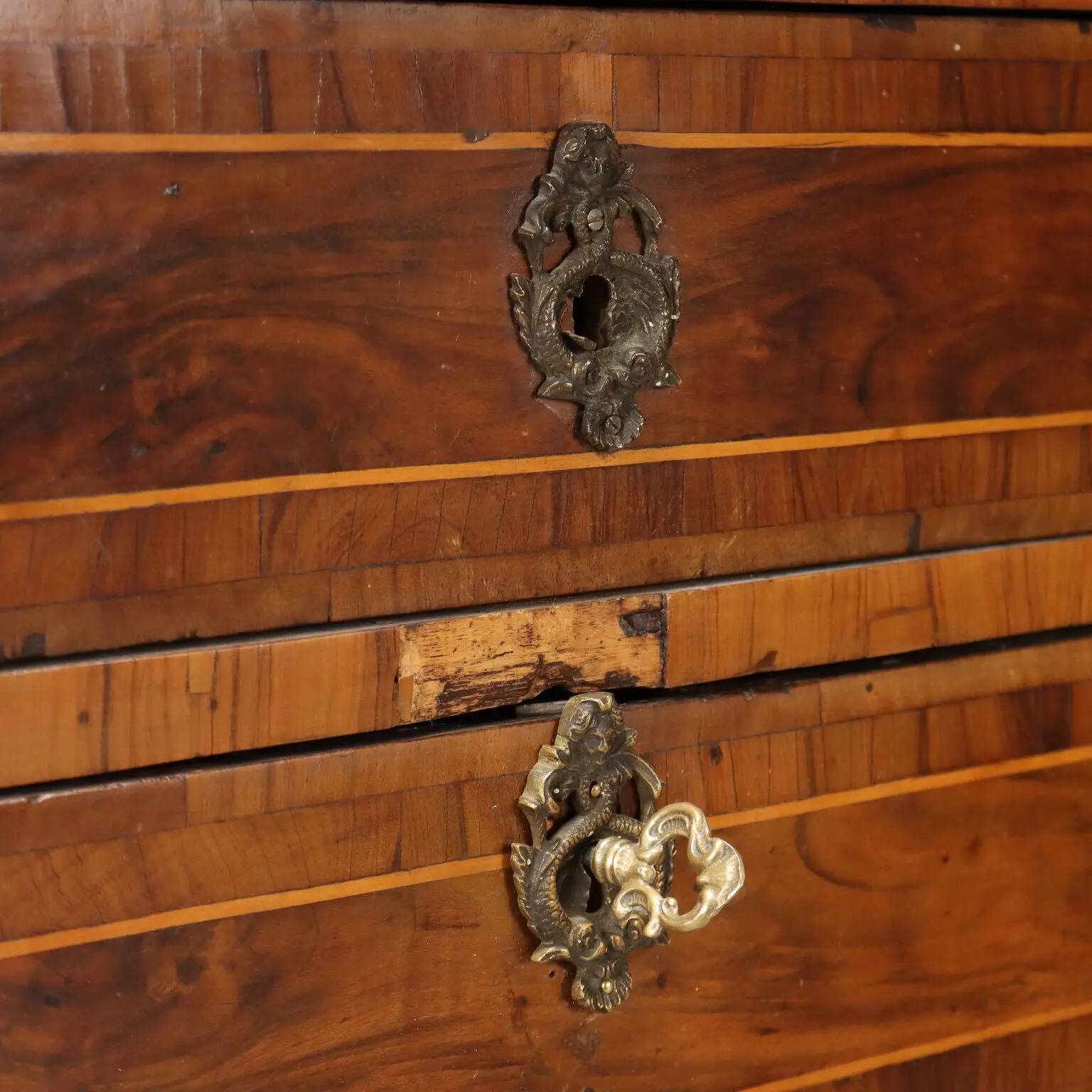 Antique baroque bedside table in walnut and maple, Italy, 18th century.