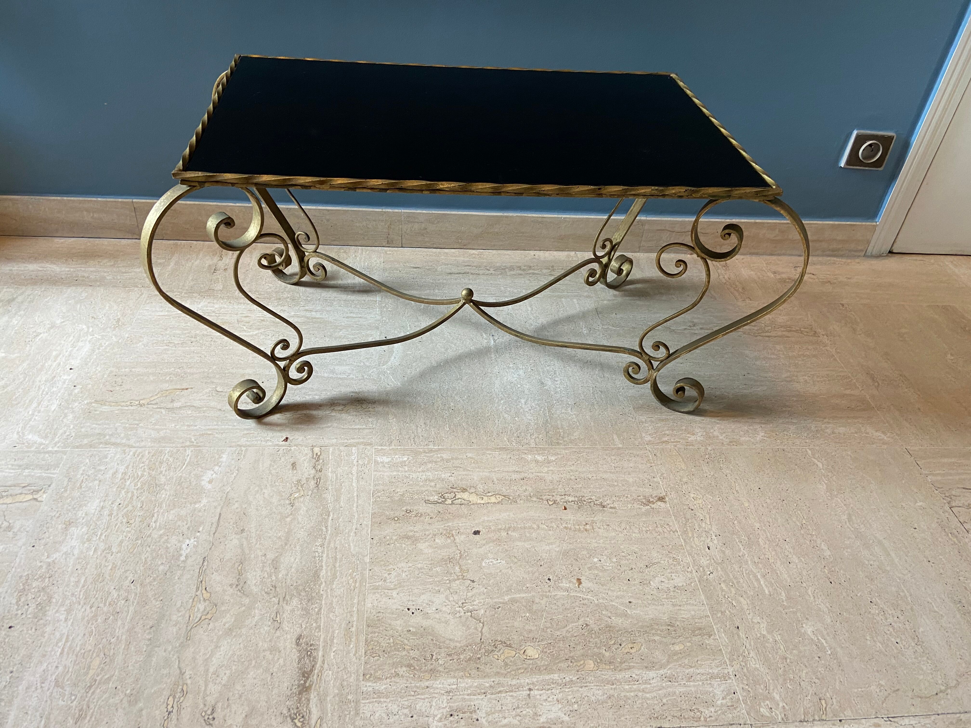Table basse en métal doré et verre noir 1960