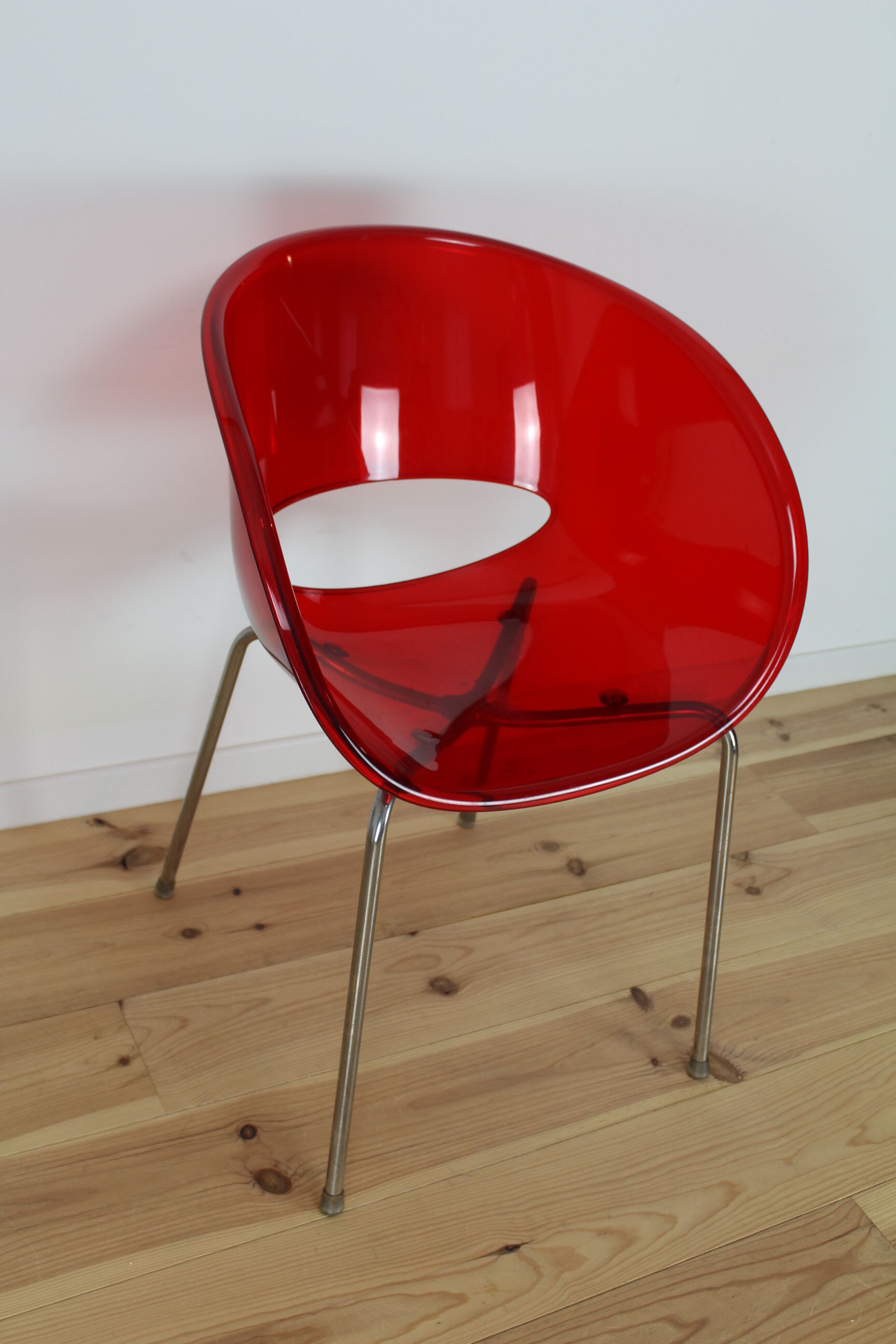 Sintesi Eye red plexiglass chair