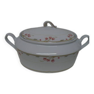 Oval soup tureen