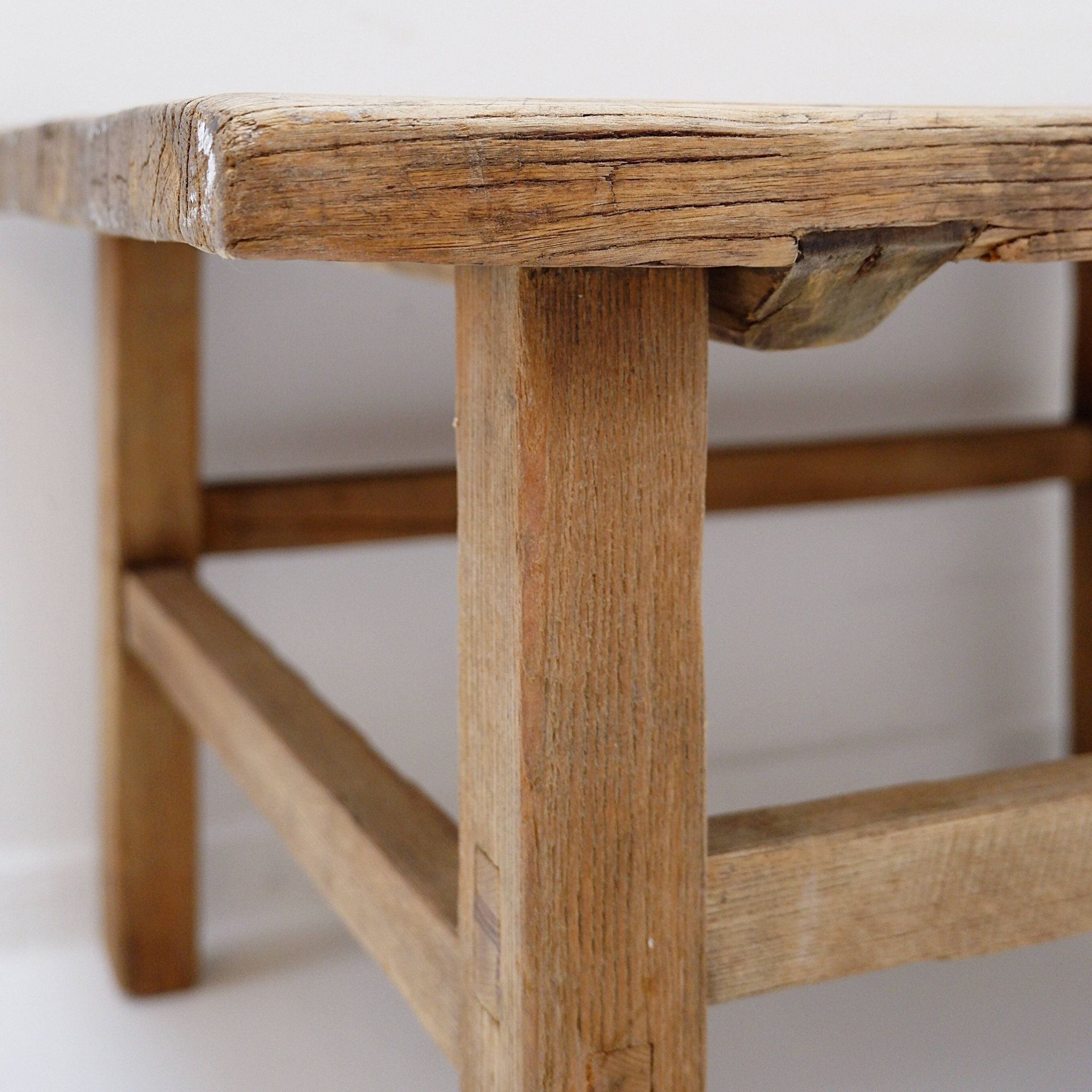 Table basse brutaliste en bois massif
