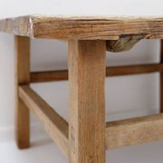 Table basse brutaliste en bois massif